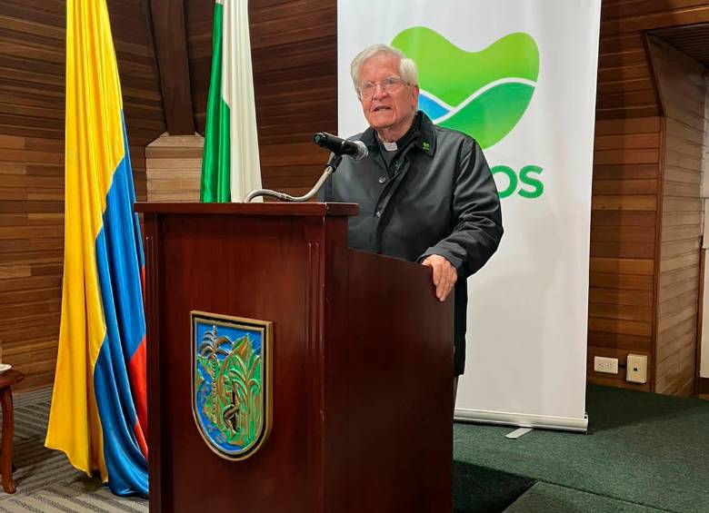 El reconocimiento llega a los 90 años de vida del sacerdote. FOTO: CORTESÍA GOBERNACIÓN