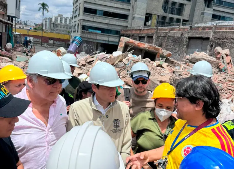 El ministro de Comercio, Mauricio Gómez Amín, recorrió el centro de Pereira junto a representantes de Fenalco, Acopi y Confecámaras para conocer los daños causados por el temblor y definir medidas de apoyo para los comerciantes. FOTO cortesía Fenalco