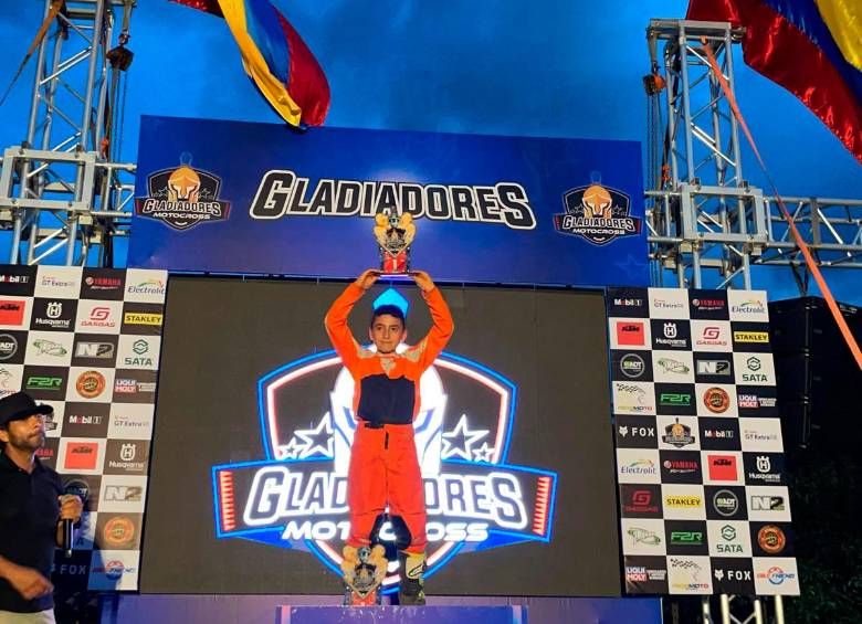 Valentino coronándose campeón absoluto “Leyenda” en Gladiadores. Foto: Cortesía Anny Cardona