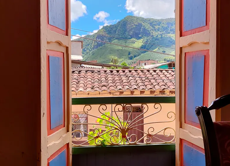 La casa que hoy habitan tiene más de 150 años y es una joya de la colonización antioqueña construida en tapia, bahareque y teja. FOTO JUAN DIEGO ORTIZ JIMÉNEZ