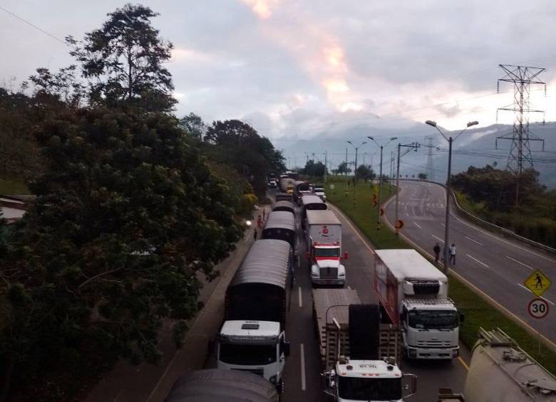 Desde temprano ya se encontraba la vía colapsada, según testigos. Foto: Cortesía.