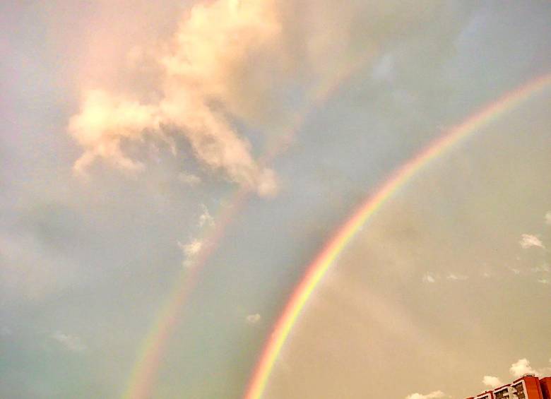 El arcoiris doble sobre el cielo del Aburrá. FOTO: Esneyder Gutiérrez.