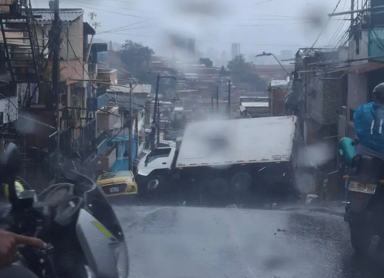 Furgón quedó atravesado tras accidente con taxi en Santa Cruz. Foto: redes sociales