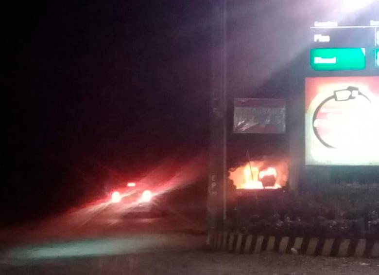 Otros dos vehículos quemados en la vía Medellín - Caucasia