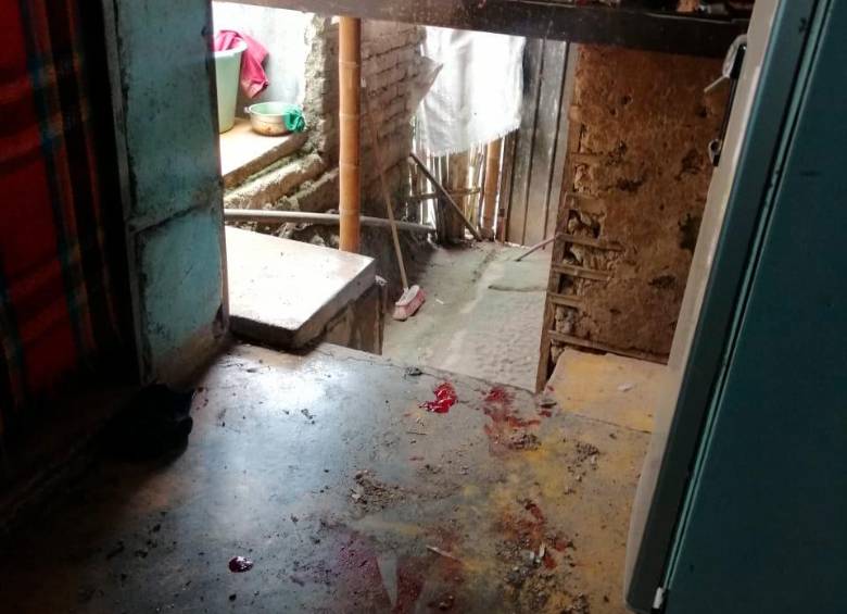 Restos de sangre en la vivienda del líder indígena Evangelista Capaz. FOTO: Tomada de Twitter @FelicianoValen. 