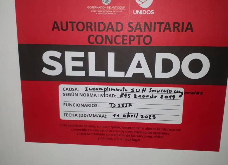 Sello puesto por la Secretaría de Salud de Antioquia al servicio de urgencias. FOTO: Cortesía Denuncias Antioquia.