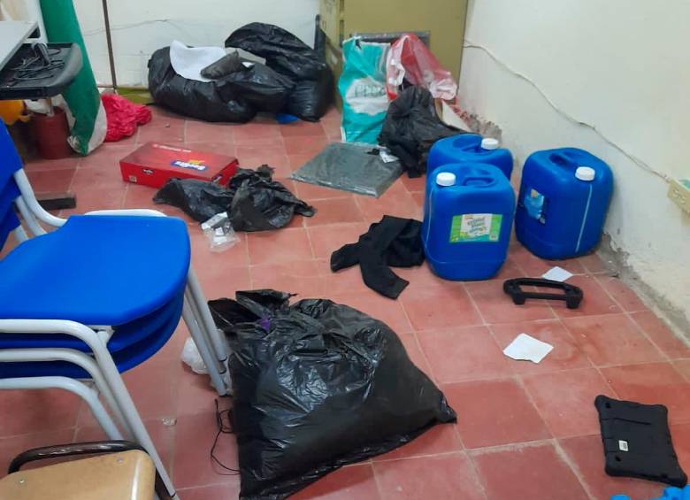 Los ladrones a su paso vandalizaron los salones del colegio. FOTO: CORTESÍA