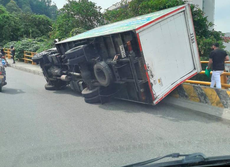 Cuatro vehículos se volcaron en Medellín, Envigado y Cisneros