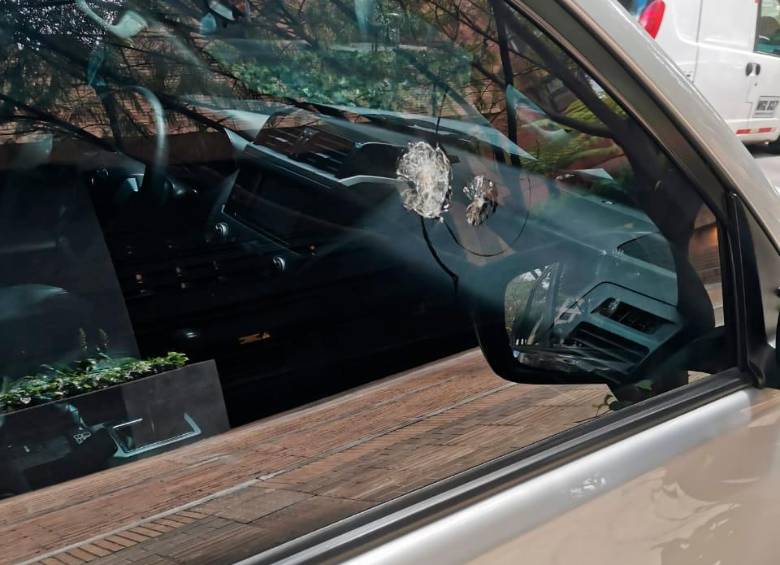La ministra Orozco salía de un evento con presencia del presidente Duque y la alcaldesa Claudia López cuando fue atacada la camioneta en la que iba. FOTO Cortesía