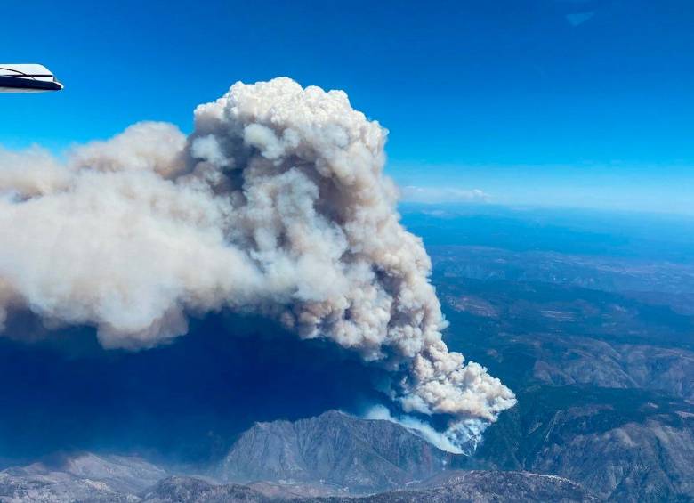 Vistas aérea del humo producido hoy viernes por el incendio bautizado como “Dixie”, cerca de la localidad de Paradise, en el estado de California. FOTO EFE