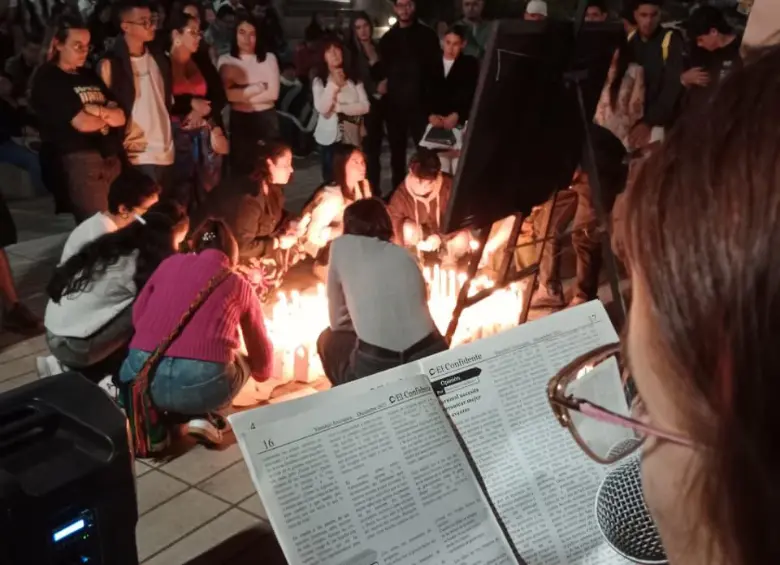 Anoche, frente a la basílica de Yarumal, los amigos y familia de Mateo Pérez se celebraron una velatón y leyeron sus trabajos de la revista El Confidente. Foto: Mariano Herrera