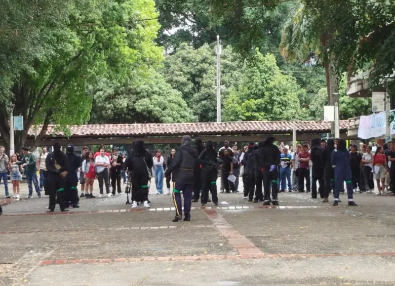 Encapuchados formados en la plazoleta central de la Universidad de Antioquia. FOTO: Cortesía Denuncias Antioquia