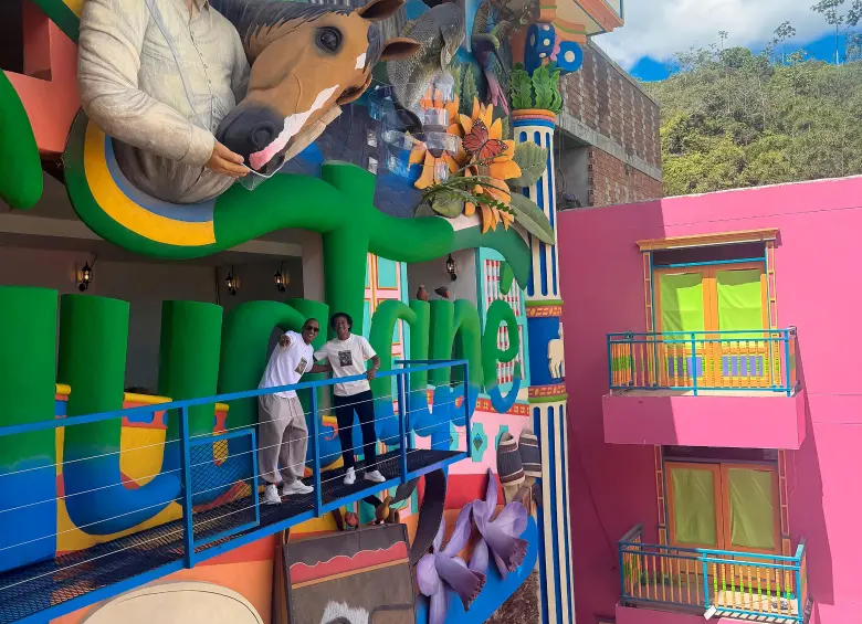 Yerry Mina y Juan Guillermo Cuadrado en el balcón del zócalo más grande del mundo, el cual mide 17 metros de ancho por 17 metros de alto. FOTO: Cortesía