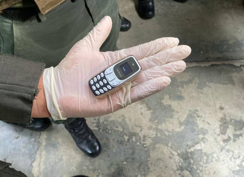 Mini celulares incautados en el operativo. FOTO: Fuerzas Militares