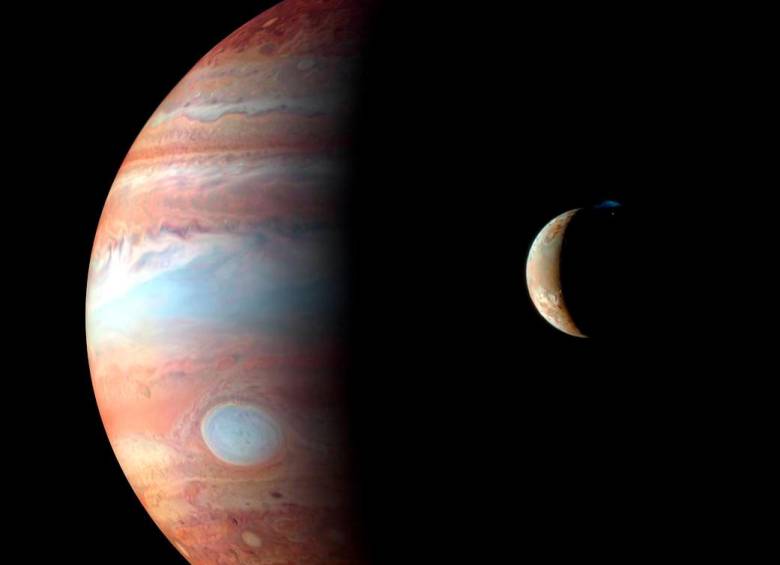 Júpiter y su luna volcánica Ío en una composición casi de color real, según la a Administración Nacional de Aeronáutica y el Espacio. FOTO: NASA.