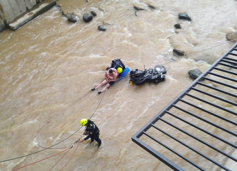 Hombre que cayó con su moto a la quebrada Doña María fue rescatado por los bomberos. FOTO: REDES SOCIALES