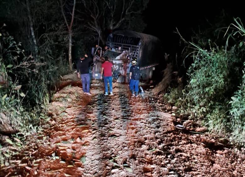 Hasta ahora no hay reporte de muertos o heridos por la explosión que afectó el vehículo. FOTO: Cortesía.