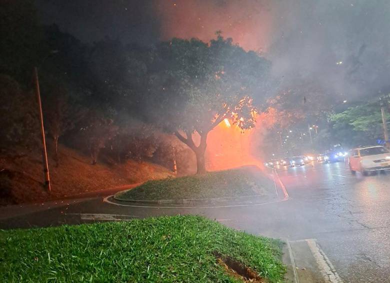 Así se vio en la noche de este domingo el incendio de la casa del árbol, cercana a la autopista Sur. FOTO Cortesía Denuncias Antioquia