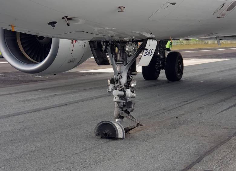 La aeronave de Latam sufrió un daño en el tren de aterrizaje. Los motivos aún son materia de investigación. Foto Cortesía