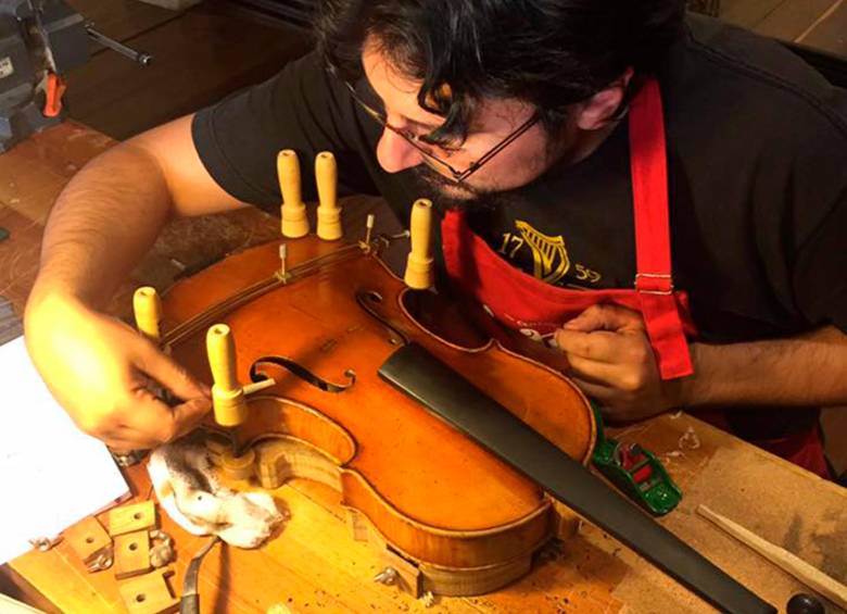 En Cartagena Festival de Música maestro Nicolai Ceballos enseña trabajo de un lutier