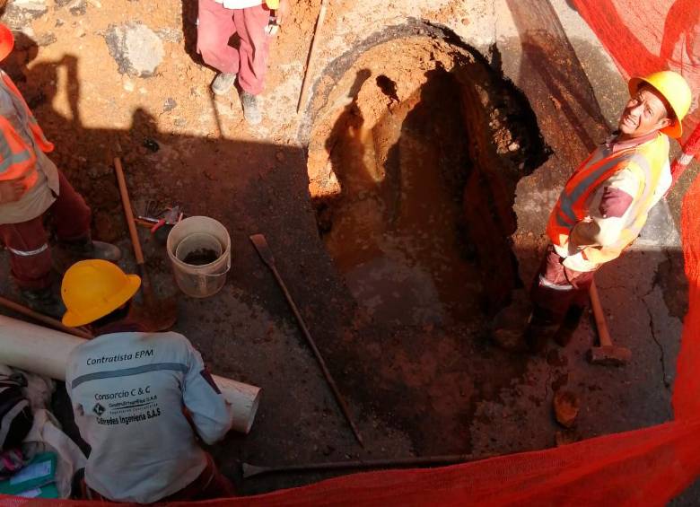 Ojo: la loma de El Campestre está cerrada desde la Av. El Poblado por enorme hueco