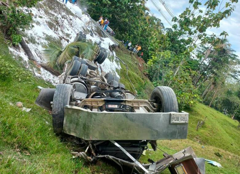 Aparatoso accidente en la Medellín-Bogotá deja cuatro personas muertas