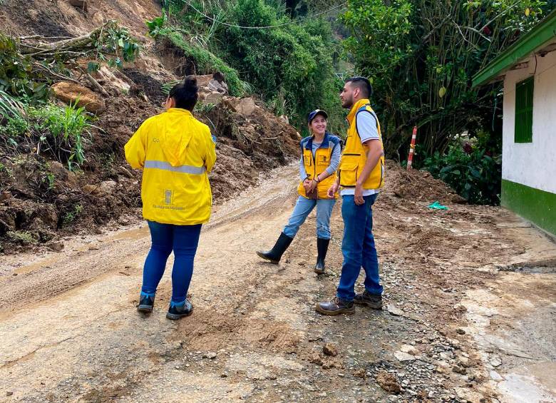 Personal del Dagrd visitó la zona afectada por el deslizamiento en Palmitas. FOTO: CORTESÍA DAGRD