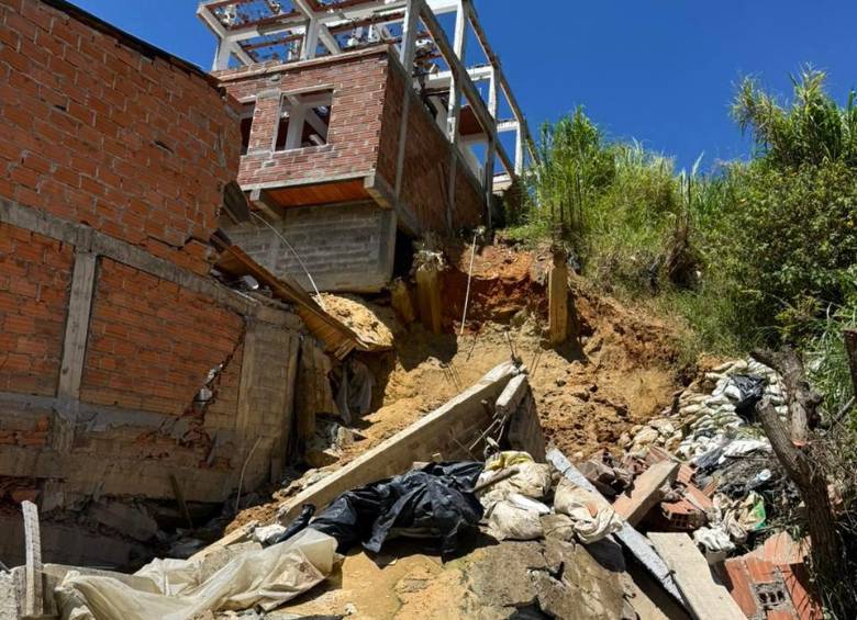 Aspecto de las viviendas que sufrieron daños este lunes en la vereda La Loma de Medellín. FOTO: Cortesía Dagrd
