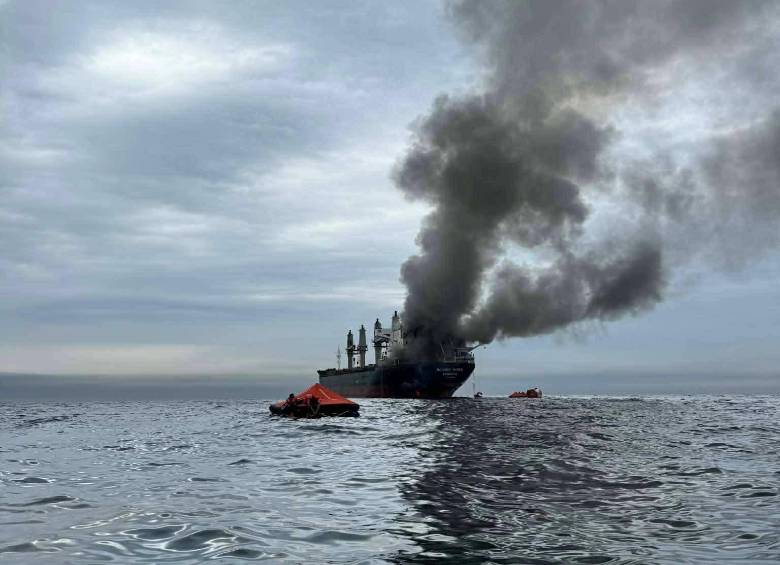 El precio del petróleo sobrepasa nuevamente los 100 dólares, con una fila interminable de petro buques que no logran cruzar el estrecho. La imagen de hoy es de un petrolero en medio de ataques iraníes. FOTO: @HipotesisPoder