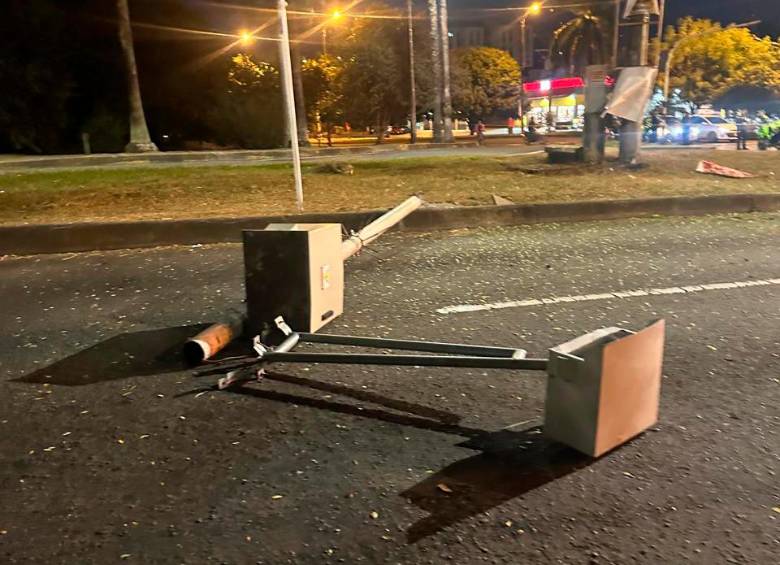 Los artefactos explosivos fueron detonados en la base de los postes que sostenían las cámaras de fotomultas, en dos barrios distintos de Cali. FOTO: CORTESÍA.