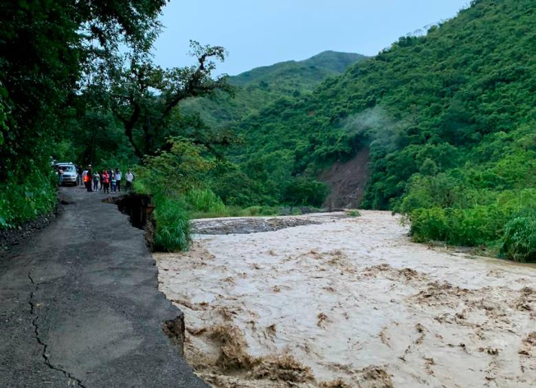 Así quedó la carretera entre el municipio de Uramita y el corregimiento de Juntas en Peque por culpa de las lluvias. FOTO: Cortesía.