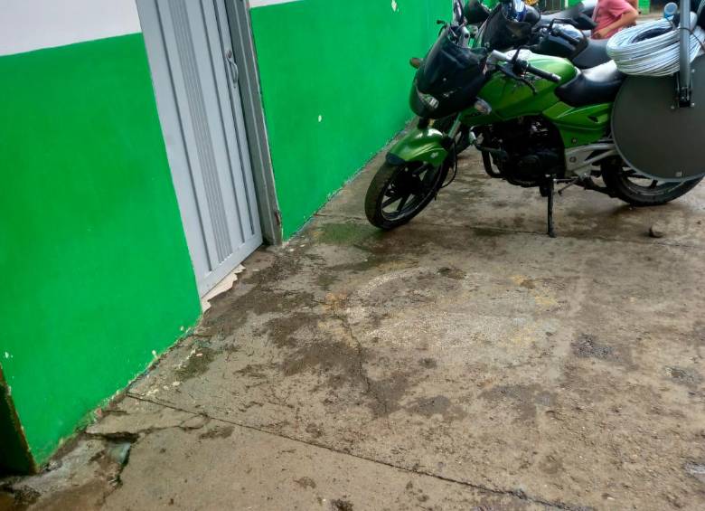Las motos también invaden el patio de la institución dejando sin donde jugar a los niños que allí estudian. FOTO: Cortesía.