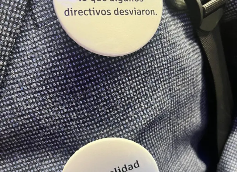 Accionistas minoritarios llevaron en sus trajes algunos botones con mensajes alusivos a la salida de Jorge Carrillo de ISA.