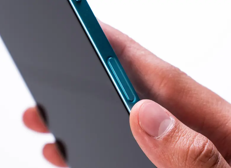 La inclusión de este tercer botón recuerda al botón de acción del iPhone 15 Pro, una función que Apple incorporó como novedad en su última generación.