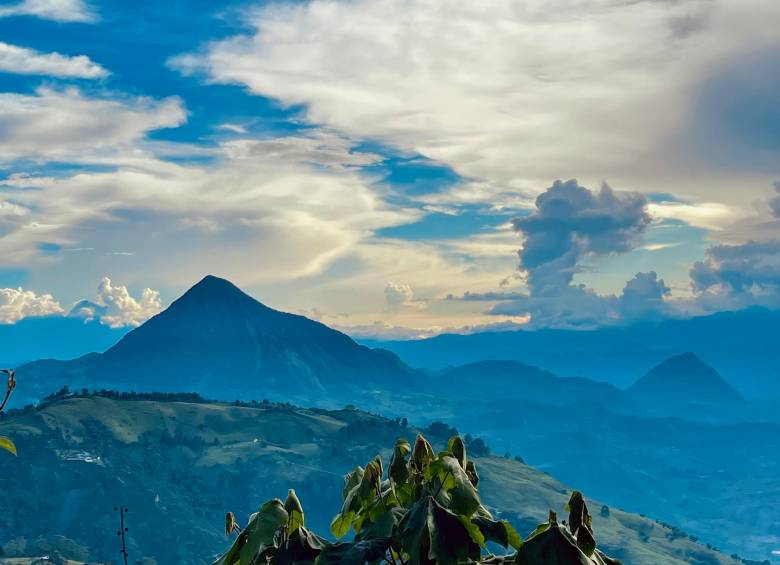 Vista de Cerro Tusa y Cerro Bravo. Foto: Cristina Rodríguez. 