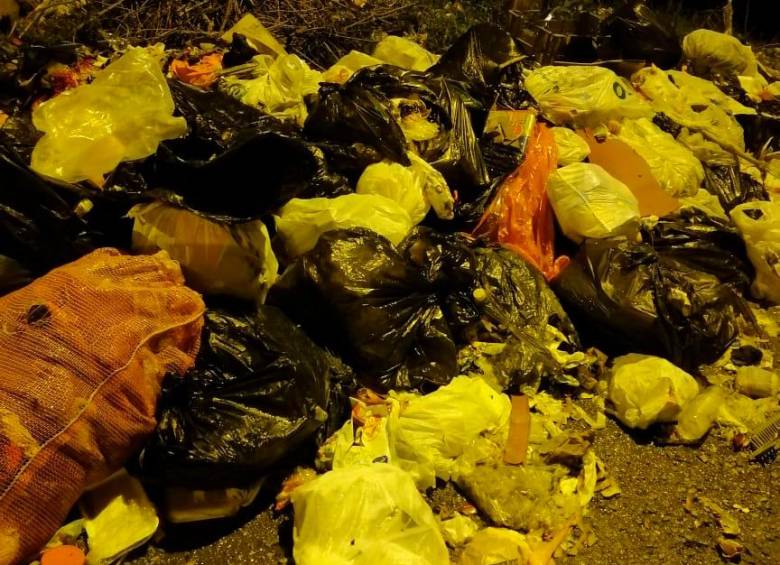 Ciudadanos aseguran que las basuras en el sector Mano de Dios, en Altavista, no se recogen hace dos semanas. FOTO Cortesía