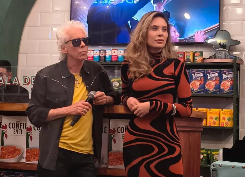 Galy Galiano con su hija Vanessa, quien lo está apoyando en esta gira. FOTO Claudia Arango