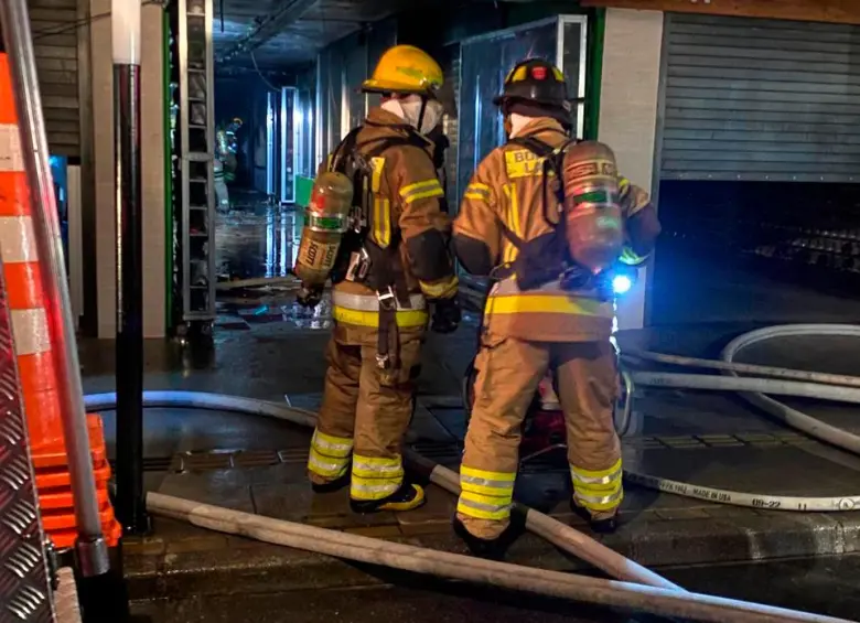 La atención de la emergencia demoró aproximadamente dos horas. FOTO: CORTESÍA BOMBEROS LA CEJA