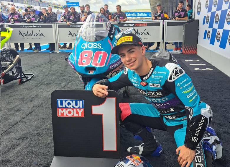 Es la segunda Pole seguida que consigue el colombiano David Alonso, y la novena sesión consecutiva de Moto3 donde ocupa el primer lugar. FOTO Tomada de ‘X’: @AsparTeam