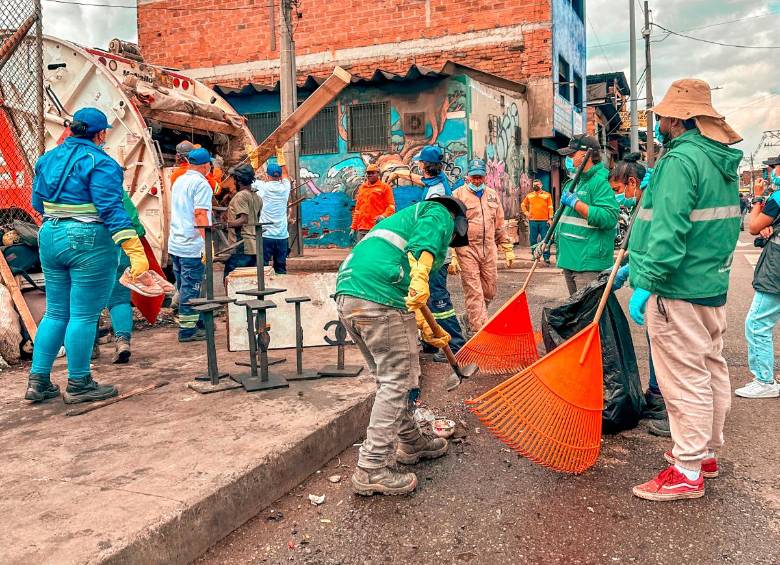 Las jornadas de limpieza se han desarrollado en todas las comunas de Medellín con el fin de recuperar el espacio público. FOTO: CORTESÍA ALCALDÍA DE MEDELLÍN