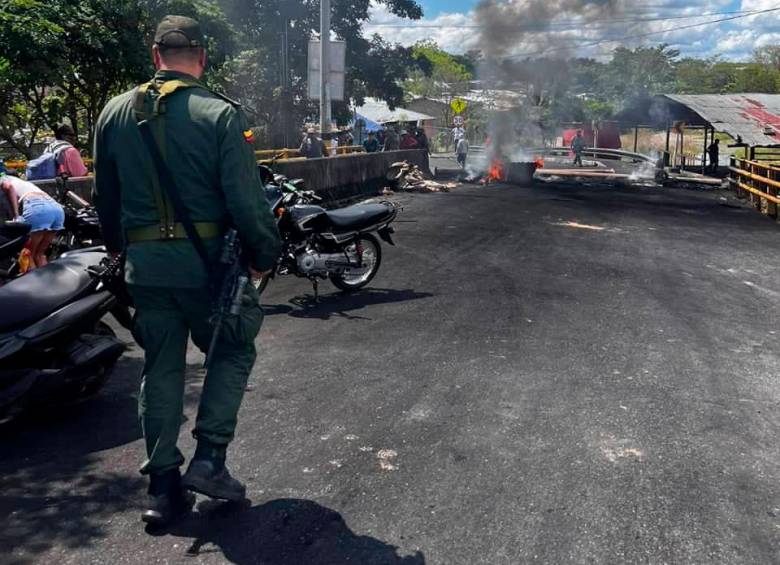 El comandante de la Policía Antioquia confirmó que se dialoga con los mineros para lograr un acuerdo y que despejen la vía. FOTO CORTESÍA