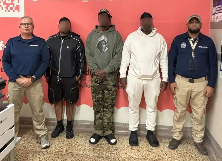 Los tres turistas fueron interrogados e inspeccionados tras llegar al aeropuerto José María Córdova. FOTO: Cortesía Migración Colombia