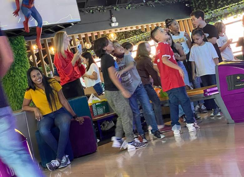  La bolera cuenta con dos pistas infantiles, para cuatro jugadores cada una, que funcionan con bolas más pequeñas adaptadas para empezar a adquirir la técnica. Foto: CORTESÍA.