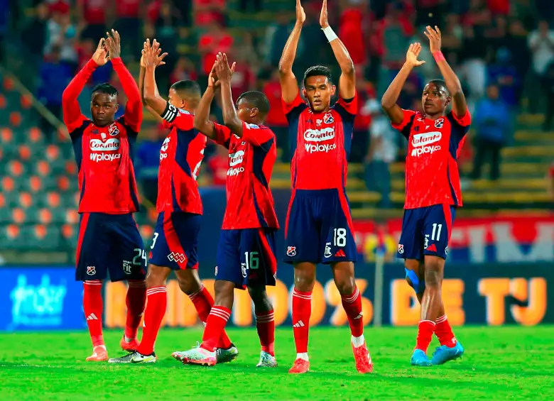 Los jugadores del Independiente Medellín tras su triunfo 1-0 sobre Junior en el Atanasio. FOTO CAMILO SUÁREZ