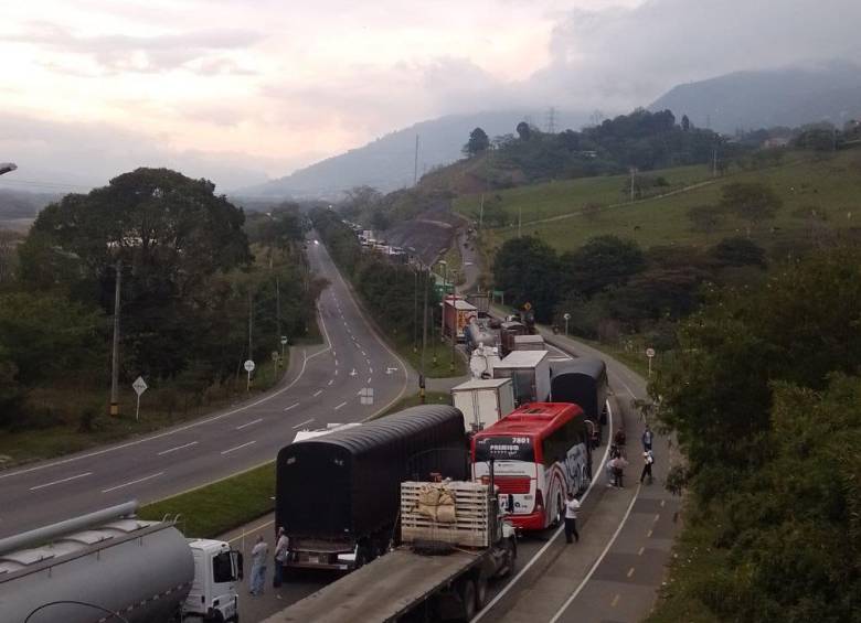 Así se encontraba la carretera en horas de la mañana. Foto: Cortesía