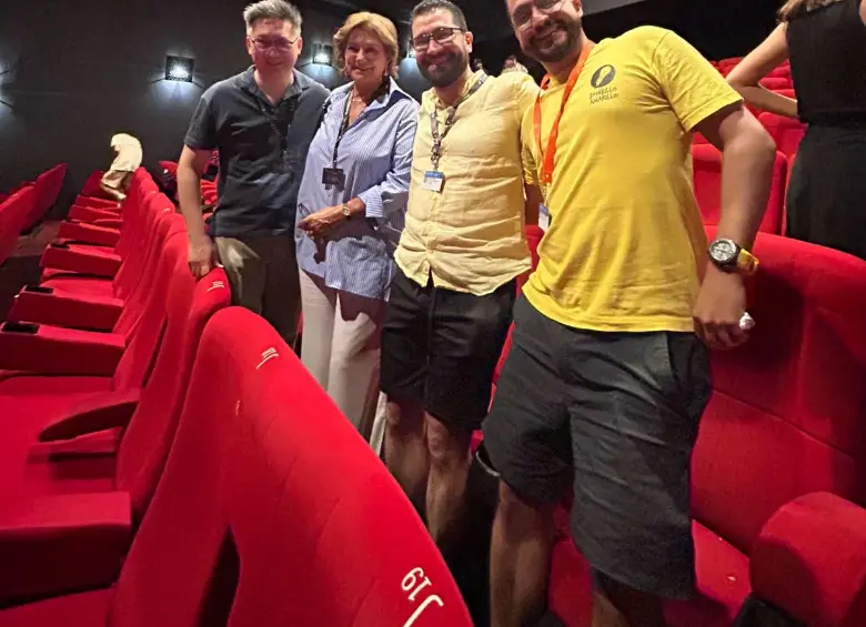 En una de las ceremonias que se llevan a cabo por estos días en Annes, están Ervin Hans de Robot Playground, Claudia Triana de Proimagenes, Daniel Vélez y Andrés Mesa, de Bombillo amarillo. Foto: Cortesía