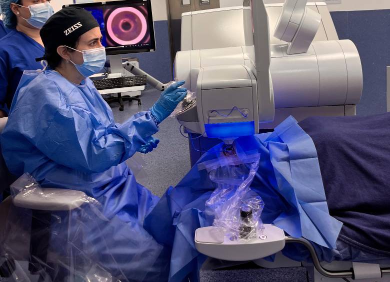 La Suite Refractiva de ZEISS tiene los equipos último modelo MEL 90 y VISUMAX 800, dos sistemas de tecnología alemana para realizar procedimientos láser para corregir miopía, presbicia, hipermetropía y astigmatismo. 