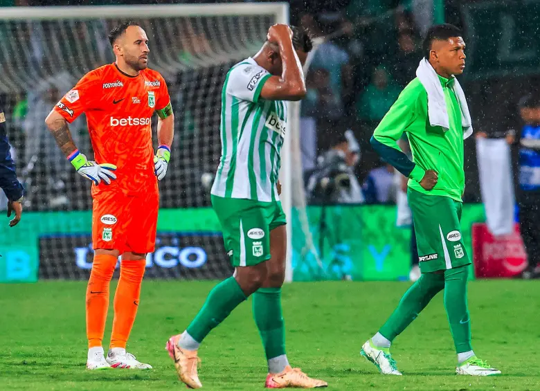 En la imagen aparecen David Ospina, Alfredo Morelos y Billy Arce lamentando la eliminación verdolaga. FOTO CAMILO SUÁREZ
