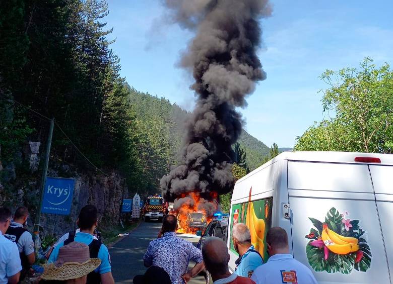 El incendio sorprendió a los espectadores que esperaban el remate de la etapa 14 de la ronda gala. FOTO: TOMADA DE TWITTER @chrisvandegoor
