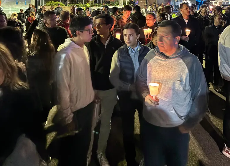 Los ciudadanos se reúnen a las afueras de la Fundación Santa Fe. FOTO: El Colombiano